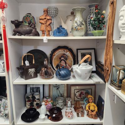Antiques & Collectibles Too by null