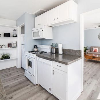 Pacific Bungalow - The Pacific Bungalow kitchen, facing the living room - Vacation Rentals Near Me - Oceanside, California Pacific Bungalow - The Pacific Bungalow kitchen, facing the living room - Vacation Rentals Near Me - Oceanside, California