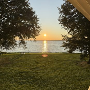 Wades Point Inn On The Bay - Hotels Near Me - McDaniel, Maryland