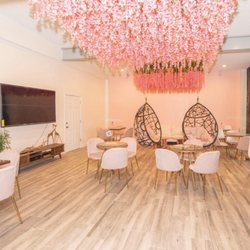 Aagh Lounge - The Pink Room