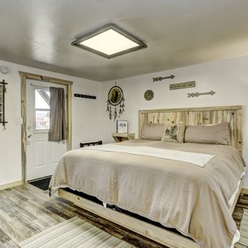Cascade Lake Inn - Deluxe King room - Hotels Near Me - Cascade, Idaho