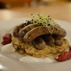 Gasthof Heinzinger - Rehbratwürstl,selbstverständlich aus eigener Herstellung und mit Fleisch vom Rehbock aus dem Rottbacher Revier, mit Rahmsauerkraut