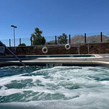 Fairfield by Marriott Inn & Suites Riverside Moreno Valley - Hot tub and pool area - Hotels Near Me - Moreno Valley, California