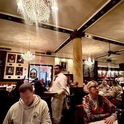 Tony's Di Napoli - Inside