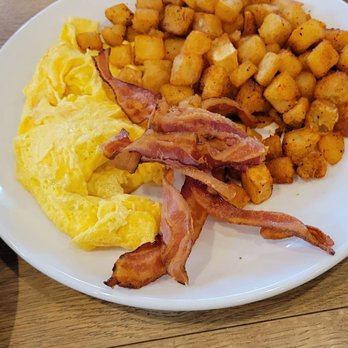 Aloha Kitchen - Eggs, bacon, and potatoes - Breakfast & Brunch Near Me - Honolulu, Hawaii