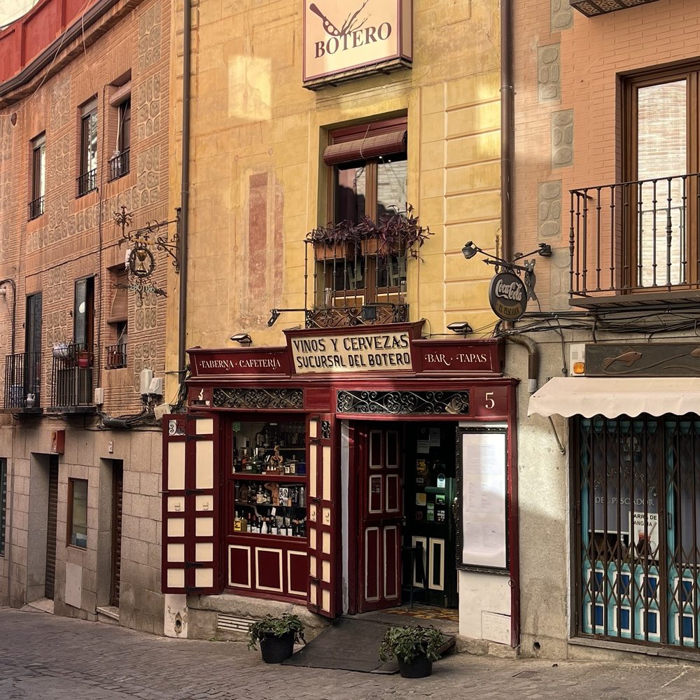 El Botero - Ordenamos unos vinos y cerveza para tomar y nos brindaron patatas fritas con chorizo. - Spanish Near Me - Toledo, TO