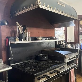 Inn Buffalo - Classic stove with griddle! - Hotels Near Me - Buffalo, New York