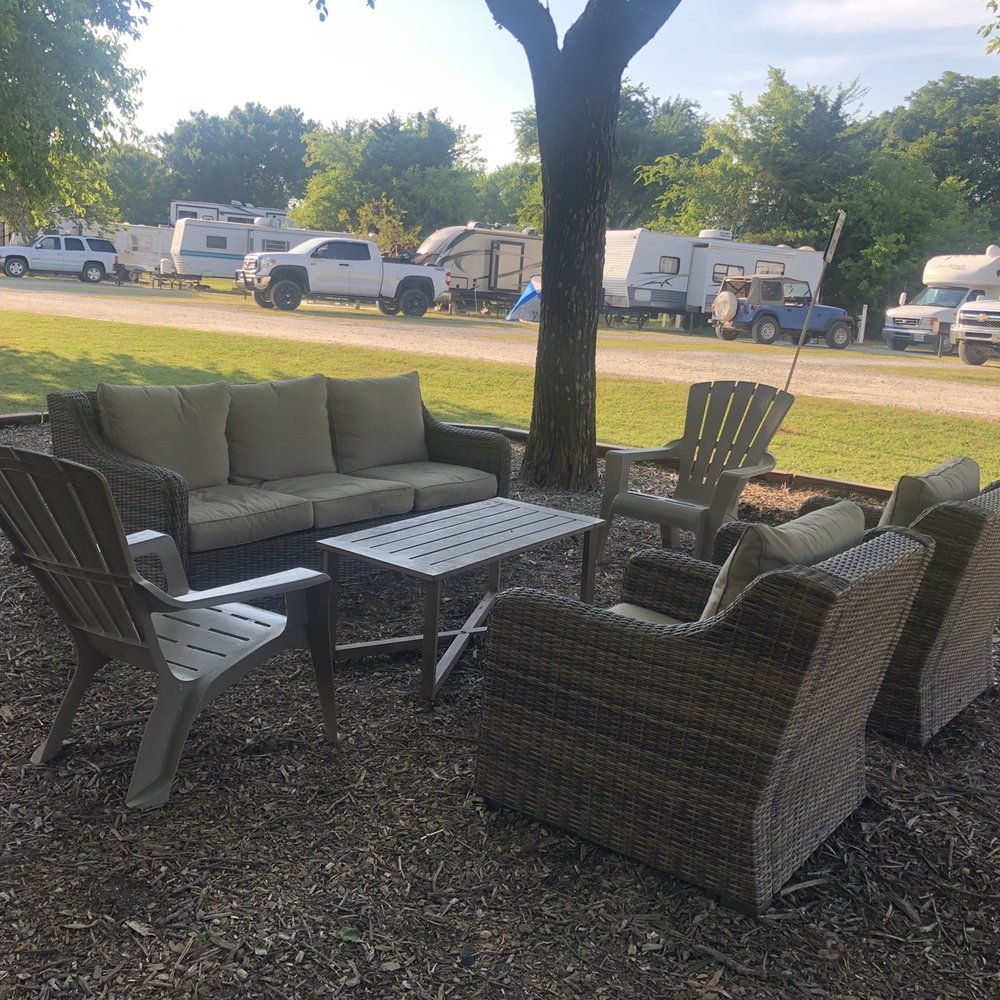 Arbuckle RV Resort - Cozy seating area under a beautiful tree - RV Parks Near Me - Sulphur, Oklahoma