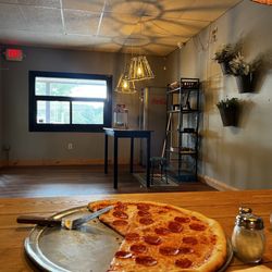 Local's Pizzeria - Dining room