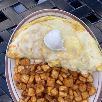 Egg & I - Bacon and cheese omelette with seasoned potatoes - Breakfast & Brunch Near Me - Las Vegas, Nevada