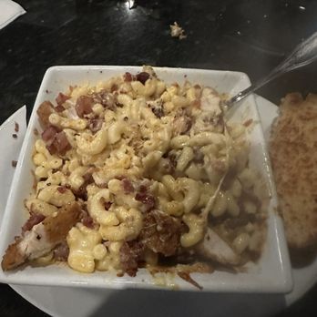 Sisu Beer - Mac n cheese with chicken and bacon - Brewpubs Near Me - Seaside, Oregon Sisu Beer - Mac n cheese with chicken and bacon - Brewpubs Near Me - Seaside, Oregon
