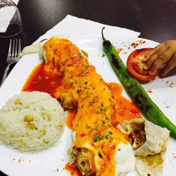 Le Semazen - Un délice comme d'habitude pour changer assiette escalope rouler dans une galette fondant recouvert de yaourt et sauce tomate