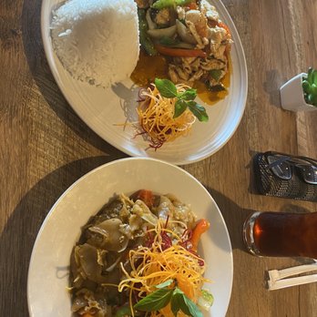 Payaathai Cuisine - Basil Sauce with chicken and Drunken Noodle with beef. - Thai Near Me - Riverview, Florida