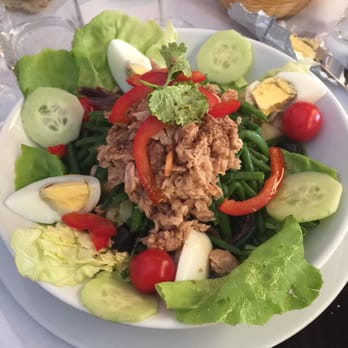 Le Castiglione - Beautiful Nicoise salad - French Near Me - Paris, 75
