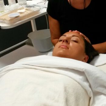 Hollywood Institute - Learning how to do facials. - Cosmetology Schools Near Me - Hollywood, Florida Hollywood Institute - Learning how to do facials. - Cosmetology Schools Near Me - Hollywood, Florida