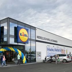 LiDL - Modernes Gebäude, tschüss, altes Spitzdach