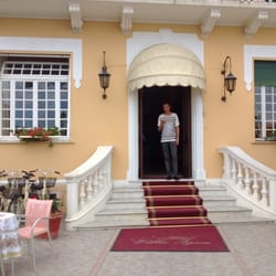 Hotel Villa Igea - Eingang zum Hotel, mit nettem kleinen "Garten". Hier kann man sich ein Kaffee oder Bier unterm Sonnenschirm trinken...