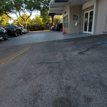 Gastromed - This "suppose" drop off and pickup of patients. And on the picture you see a "security" with worst attitude,rude. - Gastroenterologist Near Me - Miami, Florida Gastromed - This "suppose" drop off and pickup of patients. And on the picture you see a "security" with worst attitude,rude. - Gastroenterologist Near Me - Miami, Florida