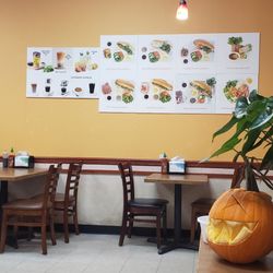 Le's Pho Tai and Sandwiches