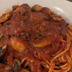 Val’s Italian Restaurant & Pizza - Spaghetti with marinara & mushrooms