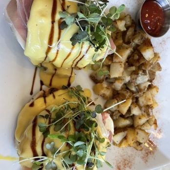 Franklin & Phoebe Brunchery - Eggs Benedict - Breakfast & Brunch Near Me - Franklin Square, New York