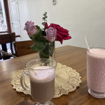 Amores - strawberry smoothie and lavender coffee - Mexican Near Me - Claremont, California