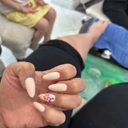 Pinky Nails & Spa - While getting pedicure