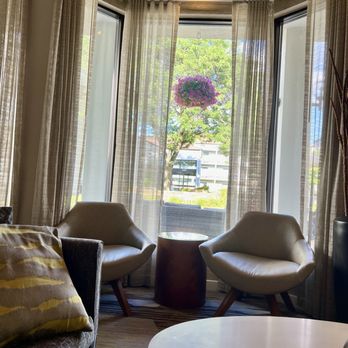 Courtyard by Marriott Detroit Dearborn - Lounge - Hotels Near Me - Dearborn, Michigan