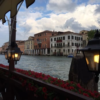 Povoledo - Table side view of the Grand Canal at dinner time - Trattorie Near Me - Venezia, VE Povoledo - Table side view of the Grand Canal at dinner time - Trattorie Near Me - Venezia, VE
