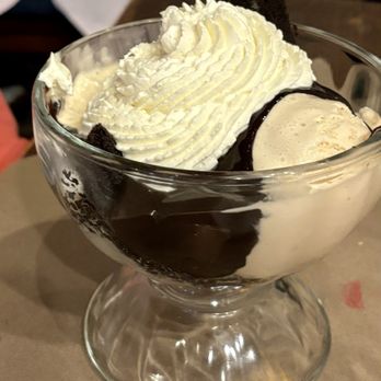 The Common Man - Salted caramel and brownie sundae - American Near Me - Concord, New Hampshire