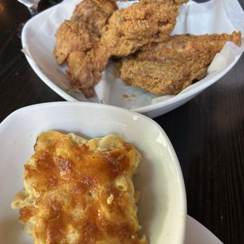 The Olde Pink House - Max's Fried Chicken Lunch - Southern Near Me - Savannah, Georgia The Olde Pink House - Max's Fried Chicken Lunch - Southern Near Me - Savannah, Georgia