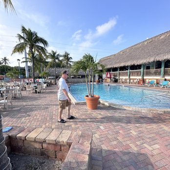 Sunset Grille & Raw Bar - Pool area - Seafood Near Me - Marathon, Florida
