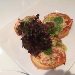 Gruta di Capri - Bruschettas que mais pareciam pizza, por causa do molho de tomate que colocaram, mas estava gostosa.