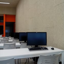 Pablo de Olavide - UPO - Interior de una de las aulas de informatica del edificio 45