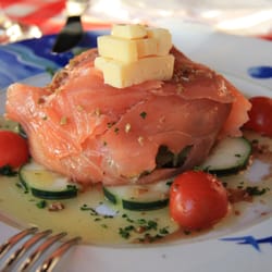 El Pulpo - Salatbouquet ummantelt von Lachs, dazu Manchego Käse, Gurken und Tomaten