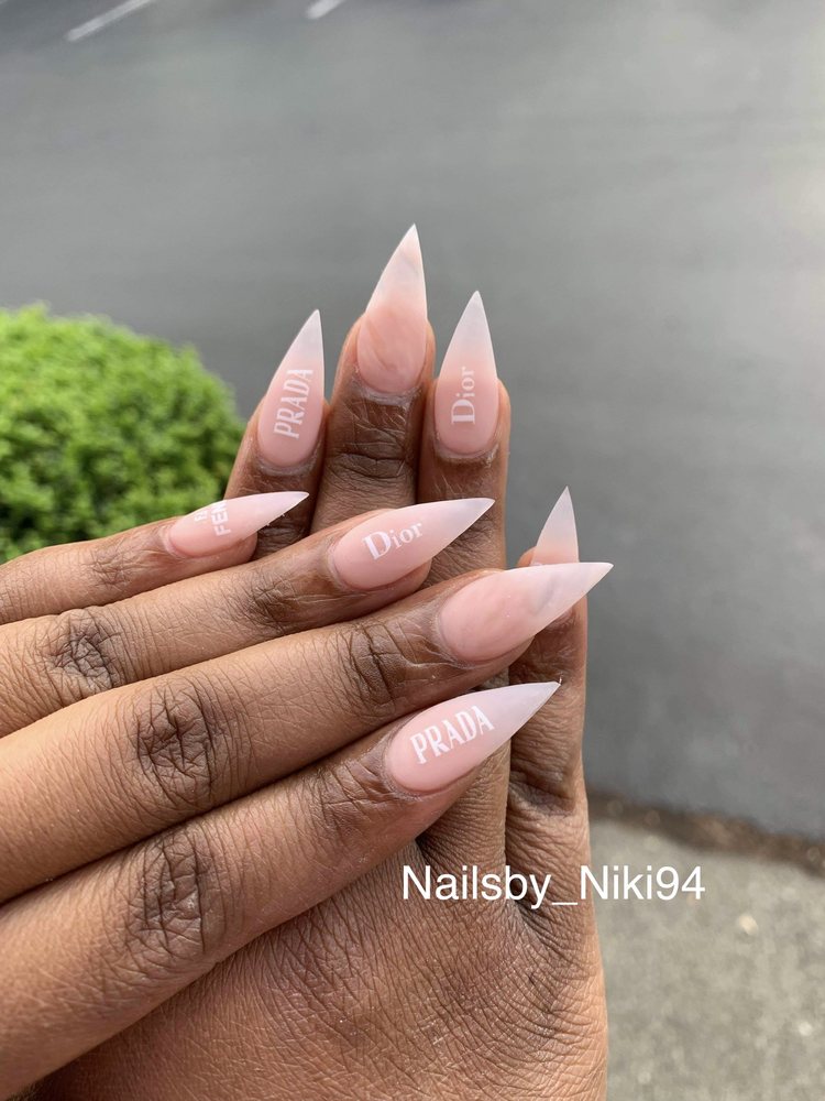 Nails by Niki Logo