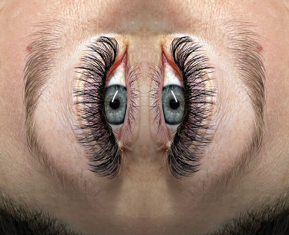 Queen B Lashes and Waxing Logo