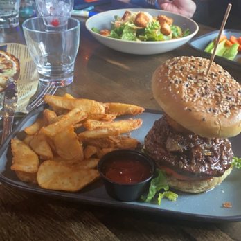 The Tipsy Toboggan - Goat cheese burger - American Near Me - Fall River, Massachusetts