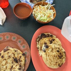 La Unión Tienda y Restaurante - Pupusas (frijol con queso; revuelta)