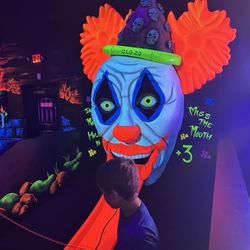 Monster Mini Golf Keller - Crazy clown at the last hole