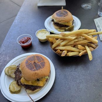 Third Window Brewing - Jalepeno avocado smash burger which came - Breweries Near Me - Santa Barbara, California Third Window Brewing - Jalepeno avocado smash burger which came - Breweries Near Me - Santa Barbara, California