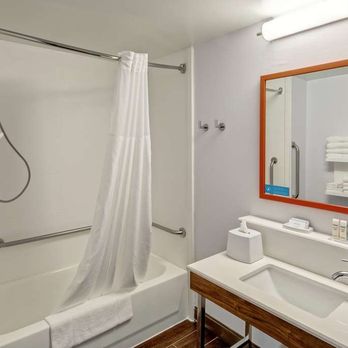 Hampton Inn Latrobe - Guest room bath - Hotels Near Me - Latrobe, Pennsylvania