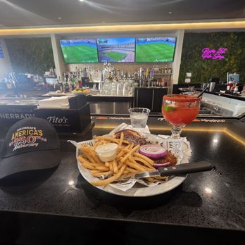 Rooftop 262 Bar & Grill - Chili CheseBurger and iPa beer !!! - American Near Me - Palm Springs, California