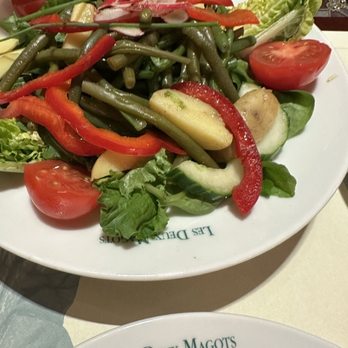 Les Deux Magots - Large salad - French Near Me - Paris, 75