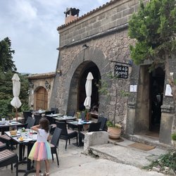 Casa de Sa Miranda - Three groups of guest getting turned away at an empty restaurant