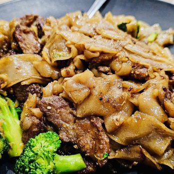 Rincome - Pad see ewe noodle with beef - Thai Near Me - Northridge, California Rincome - Pad see ewe noodle with beef - Thai Near Me - Northridge, California