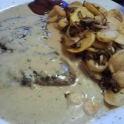 Rustikal und lecker, der Ketchup ist übrigens von mir...(Rumpsteak in GorgonzolaSahnesauce 8 Euros mit extra Salat-teller)