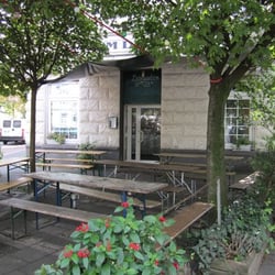Zum Denkmal