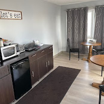 Sundowner Motel - Breakfast Bar and Seating - Hotels Near Me - Dillon, Montana Sundowner Motel - Breakfast Bar and Seating - Hotels Near Me - Dillon, Montana