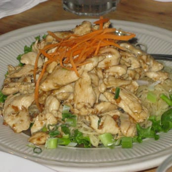 Silver Spoon Thai Restaurant - Garlic chicken noodle - Thai Near Me - Chicago, Illinois